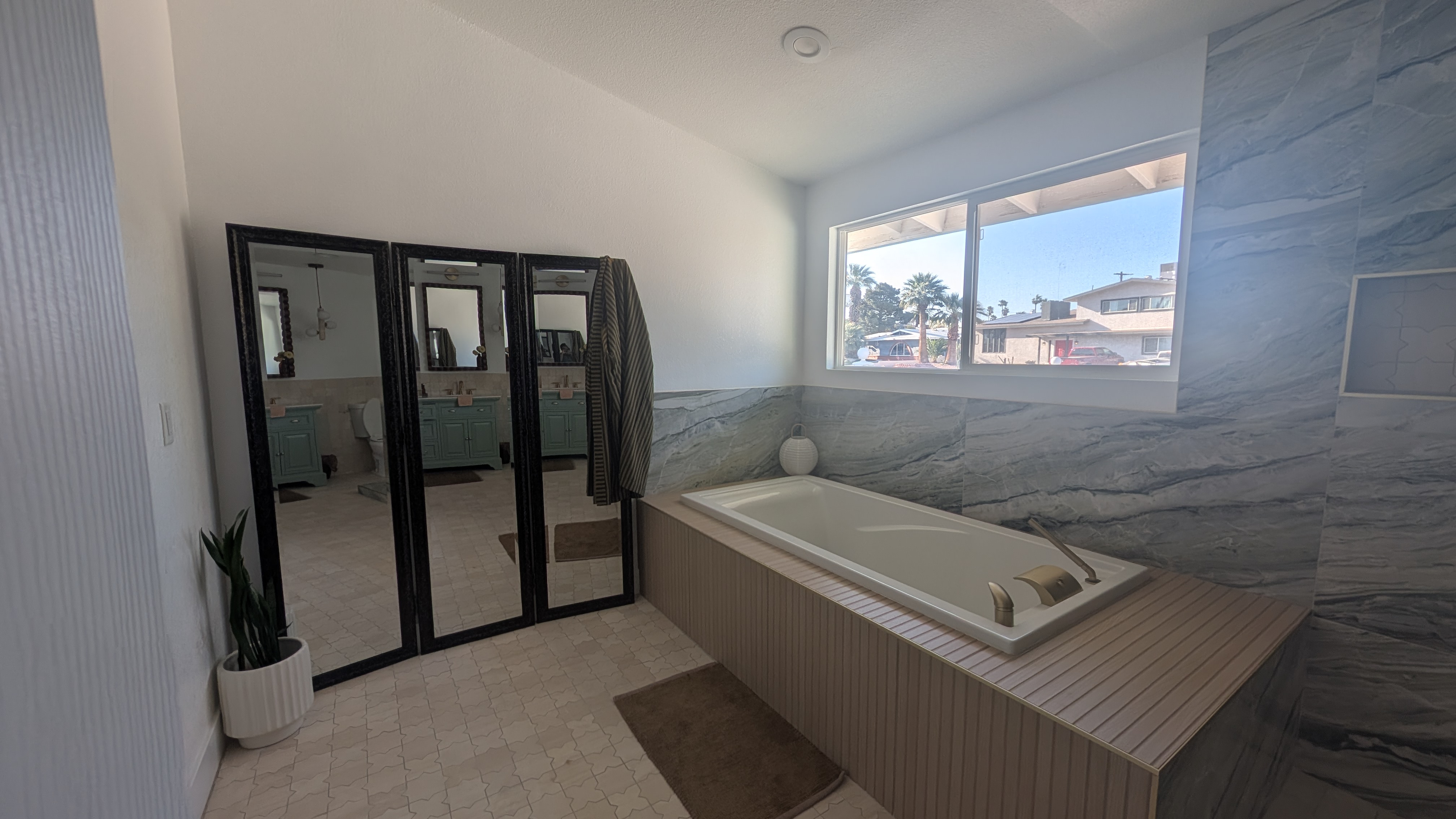 bath tub and accordion floor mirror